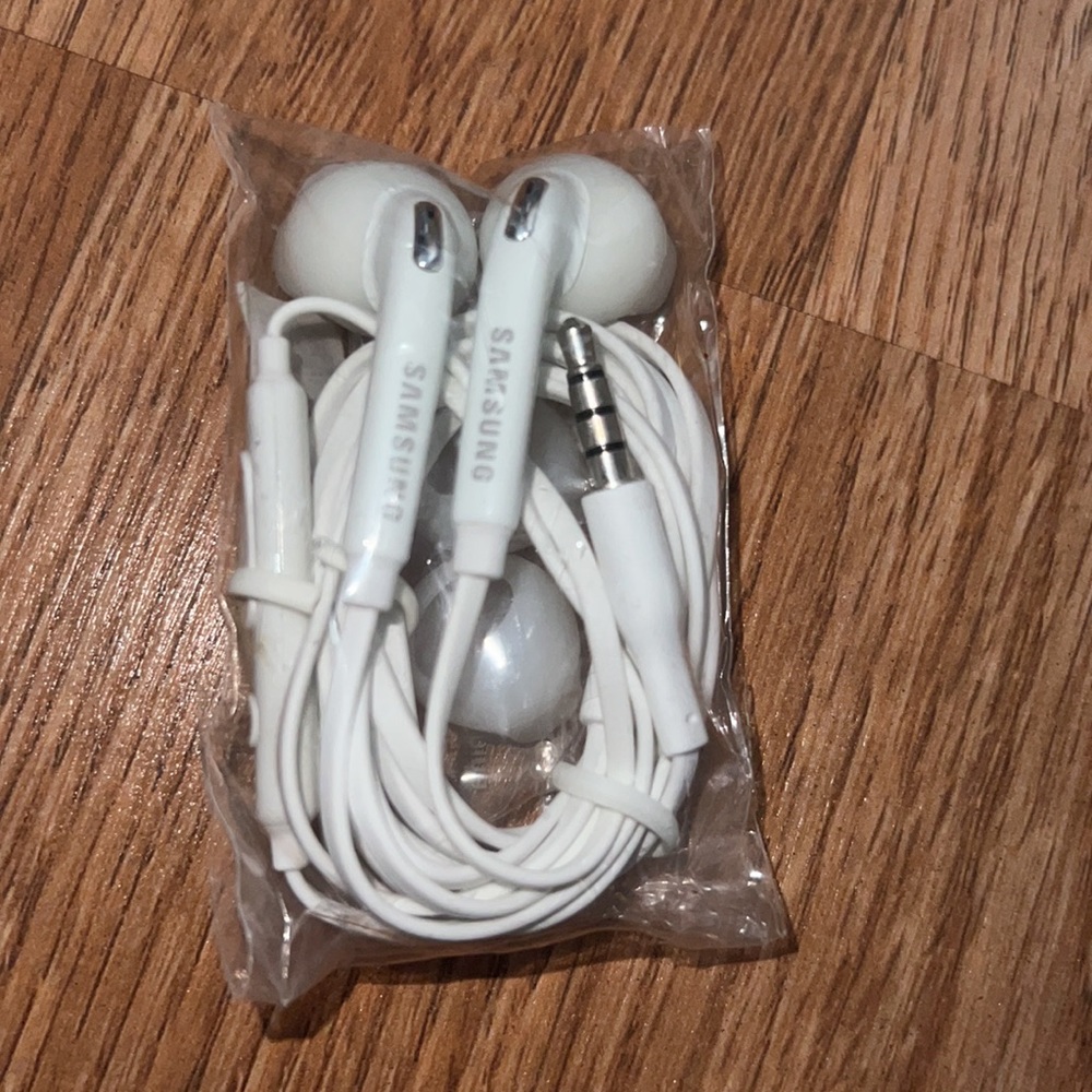 Samsung 3.5mm Earbud Stereo Quality Headphones - Picture 2 of 5